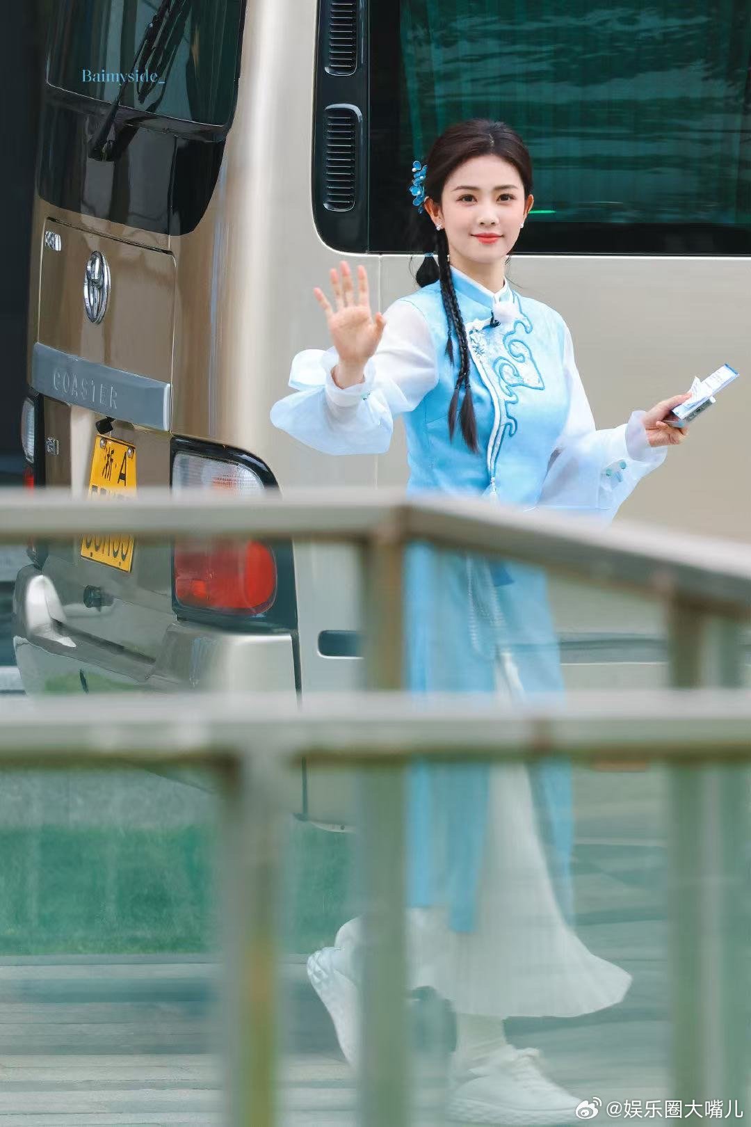 白鹿水蓝色look简直是仙女本仙！水蓝色古风裙衬得她肤白貌美，眼神澄澈明亮，这波