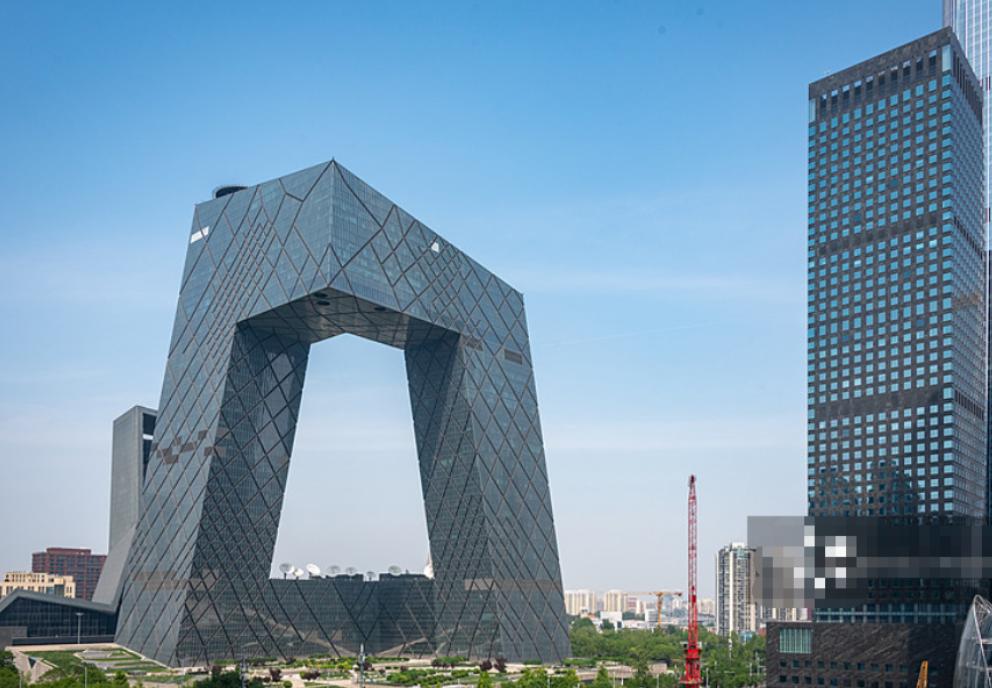 央视大楼，被俗称“大裤衩”，多年以后，央视大楼的洋人设计师“库哈斯”在国外媒体的