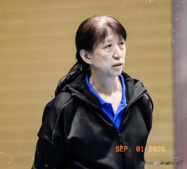 赖亚文在经历五任主帅后，56的年纪，坐上了中国排球的第一把交椅，成为排协73