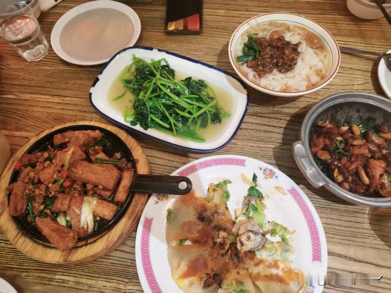 辅食配搭，营养均衡。卤味豆腐干的味道很地道也很劲道，是一道自烧的美食；香鱼肉沫
