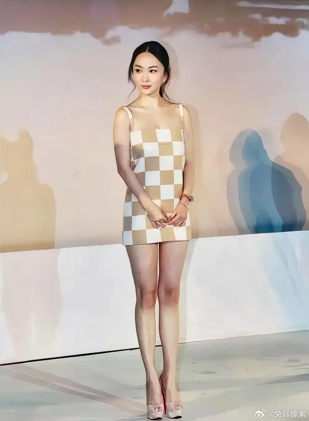 霍思燕的大腿和小腿，怎么不是一个色​​​