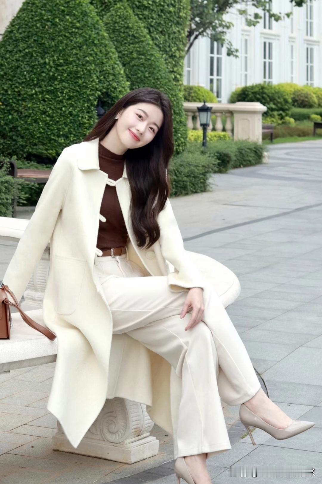 想象一下，穿上优雅白裙漫步花园的场景，简直太美好了。就像杨钰莹在海边漫步，那轻盈