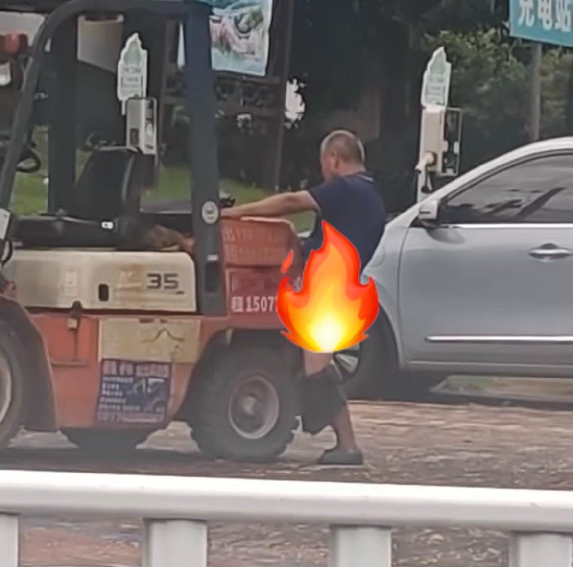 有没有人告诉我他这是怎么了？