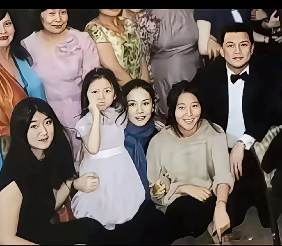 王菲应该曾深深地爱过李亚鹏。不信你看这个细节，2013年，李亚鹏带着妻女去洛杉矶