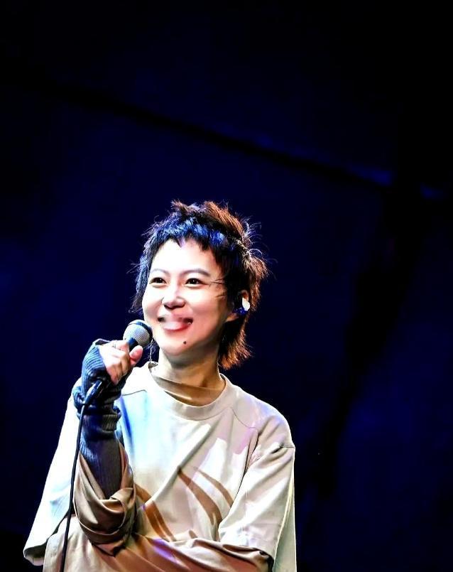 李亚鹏生意失败，欠了一屁股债，很多人等着看他笑话。但他那个继女，窦靖童，