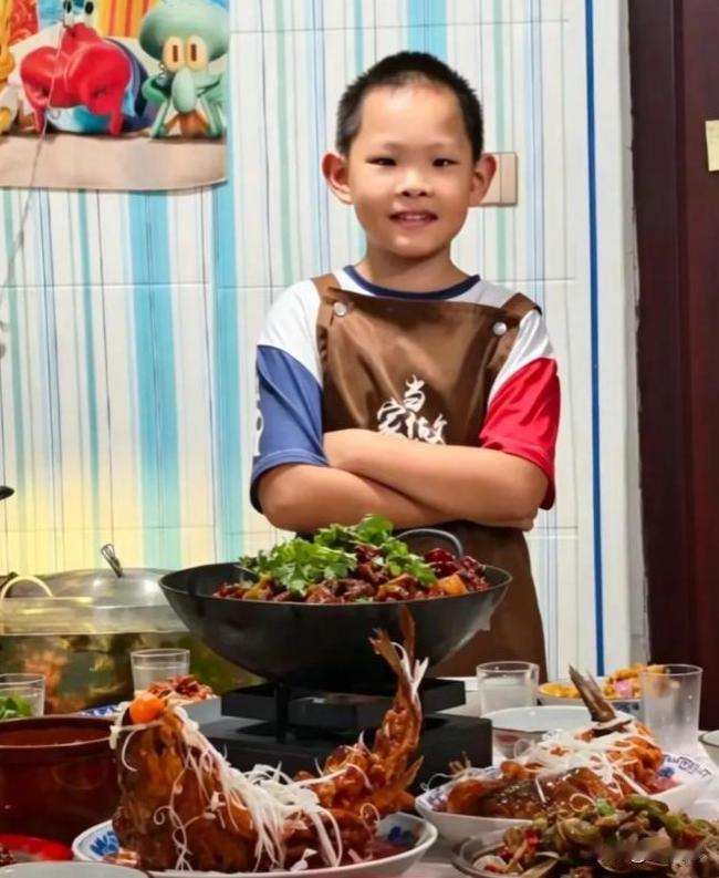 重庆，一个9岁的四年级男孩，请同学和同学家长来家里做客，居然独自操持了一整桌宴席