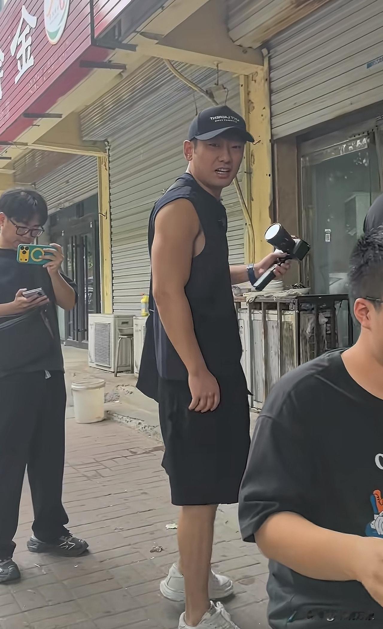 这不是人见人爱，花见花开的大网红，叫什么来着[捂脸哭]美食博主