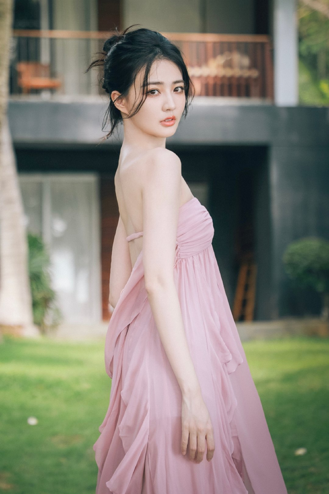 徐璐抹胸粉裙写真，优雅又温柔～电影《极限逃生》跑毒小队笑点密集，《披荆斩棘的大小姐》和魏哲鸣片场互动