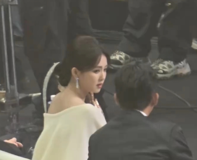 肖战一来镜头一秒都没迟疑的从白鹿身上立刻转移到肖战身上真的，没有一秒的迟疑，坚