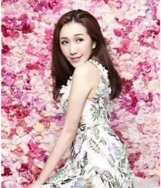 赌王千金何超盈晒一家三口去巴黎过新年，6岁的女儿荷包蛋和28岁的老公辛奇隆模样复