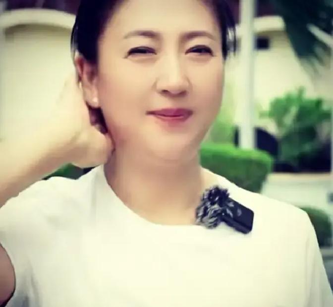 闫学晶直播里冒出一句“穷地方的人就是懒”，弹幕瞬间炸锅。视频被剪成十秒片段疯传