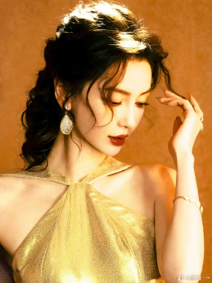 网友迪士尼照片里的Angelababy也美得好权威吧，此女就是高糊也挡不住的美貌