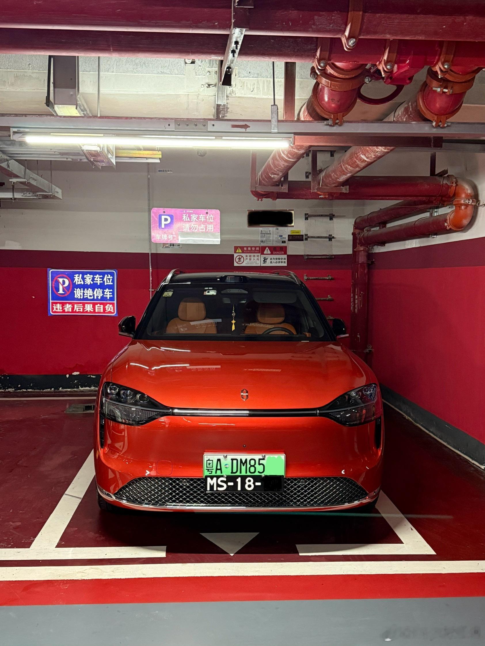 粤港两地牌见得多了，粤澳两地牌是真的稀有！小区里的大佬从奔驰R级换到问界M9，依