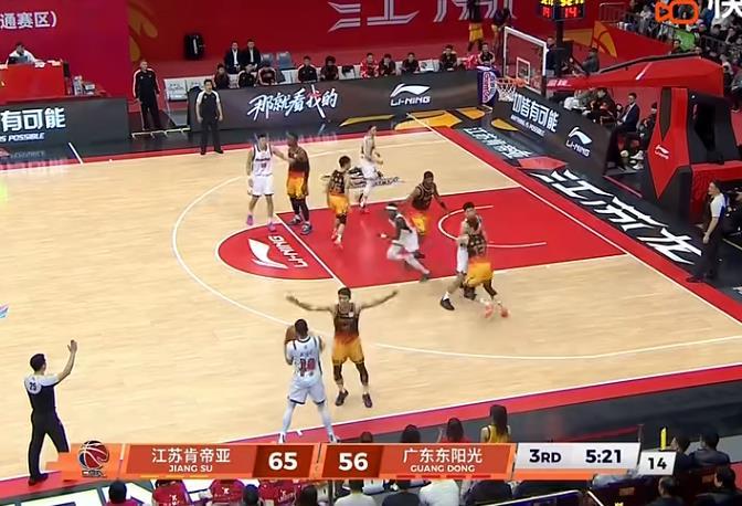 第三节广东队被江苏队打了一波16：6，分差被拉大到10分，杜锋面对这个局面显得非