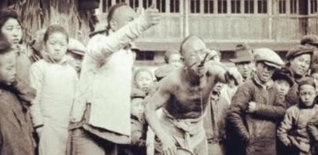 同治年间，两乞丐街头耍“人面蛇”，真相令人胆寒，被判凌迟处死。同治年间，清朝国
