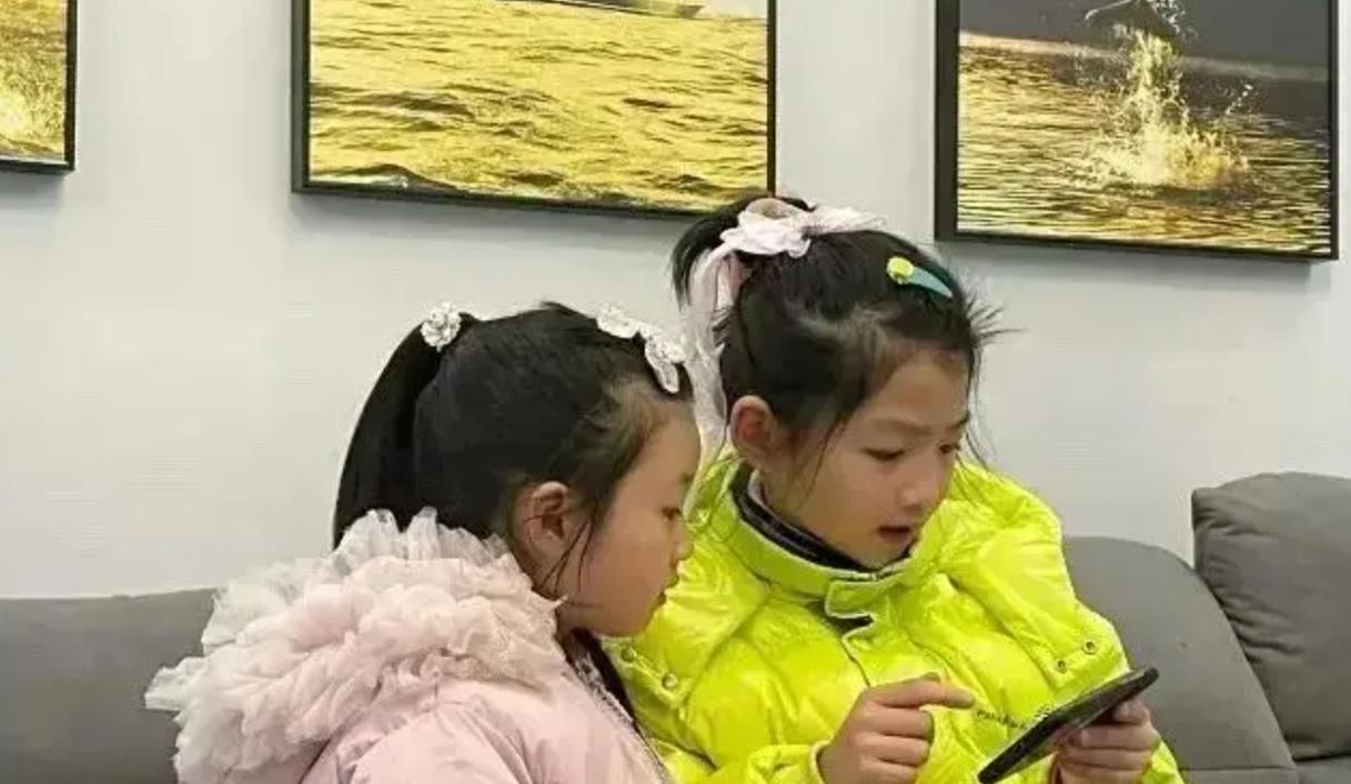 2016年，河北邢台，一位34岁的农村女子和丈夫正要睡觉，突然听到隔壁邻居孩子的