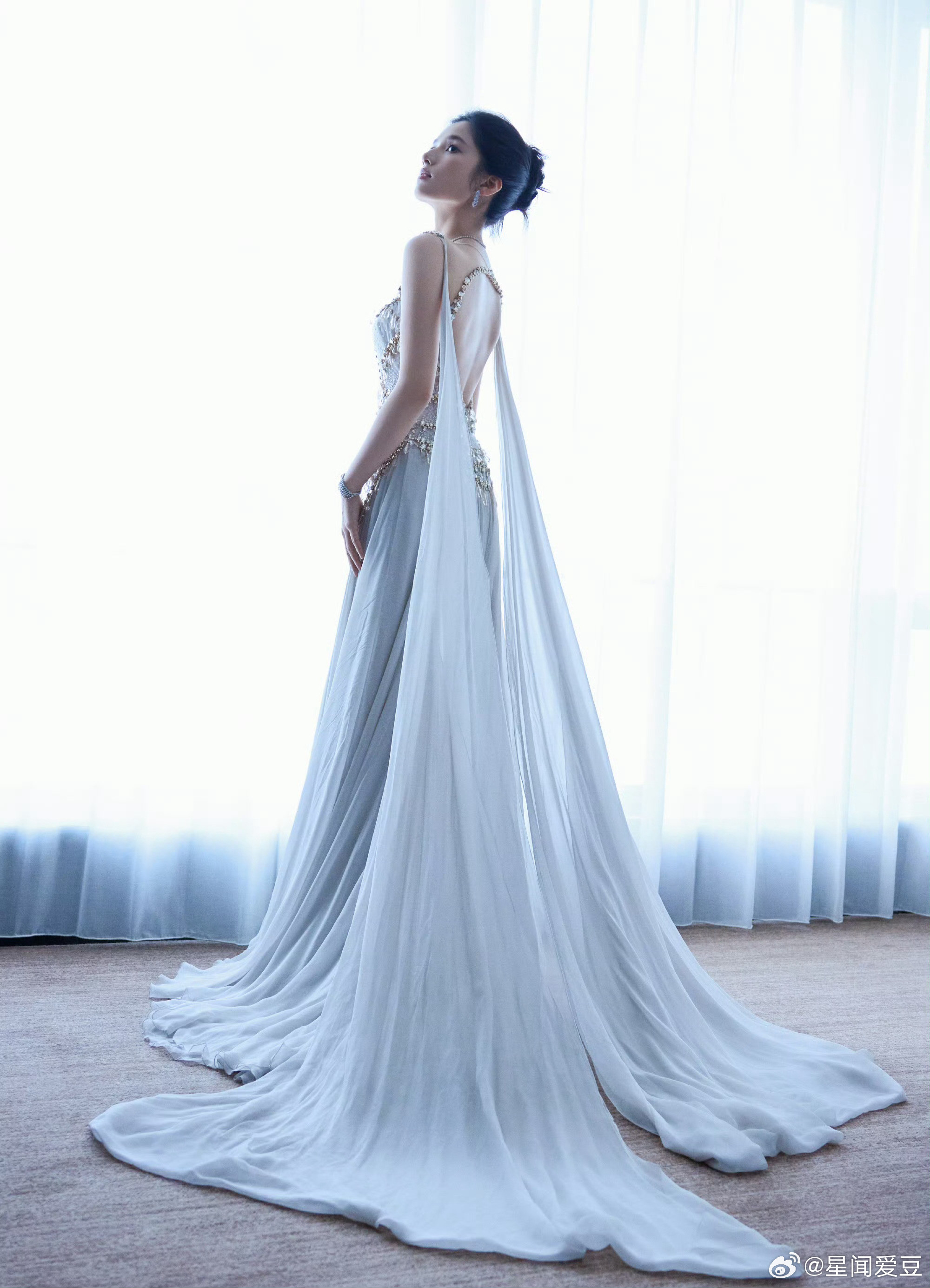 张婧仪白玉兰红毯生图张婧仪白玉兰生图张婧仪白玉兰造型清冷又梦幻，浅灰吊带礼裙缀满
