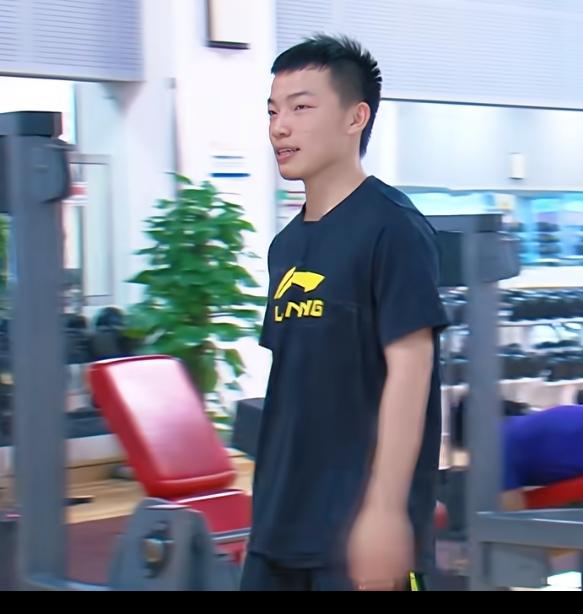 曼昱的主管教练任浩以前头发还没掉的的时候是个大帅哥，长相很青涩，与林高远、朱霖峰