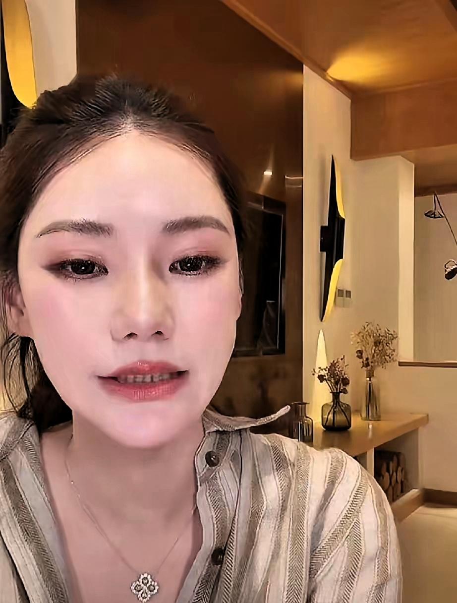 她以前很努力，想给大家看，好的那一面，她说要正能量，不带负情绪，很多人都信了，觉