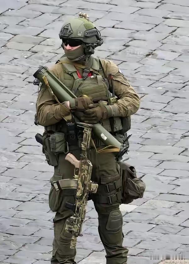 俄罗斯红场阅兵时的安保人员可以武装到牙齿来形容。