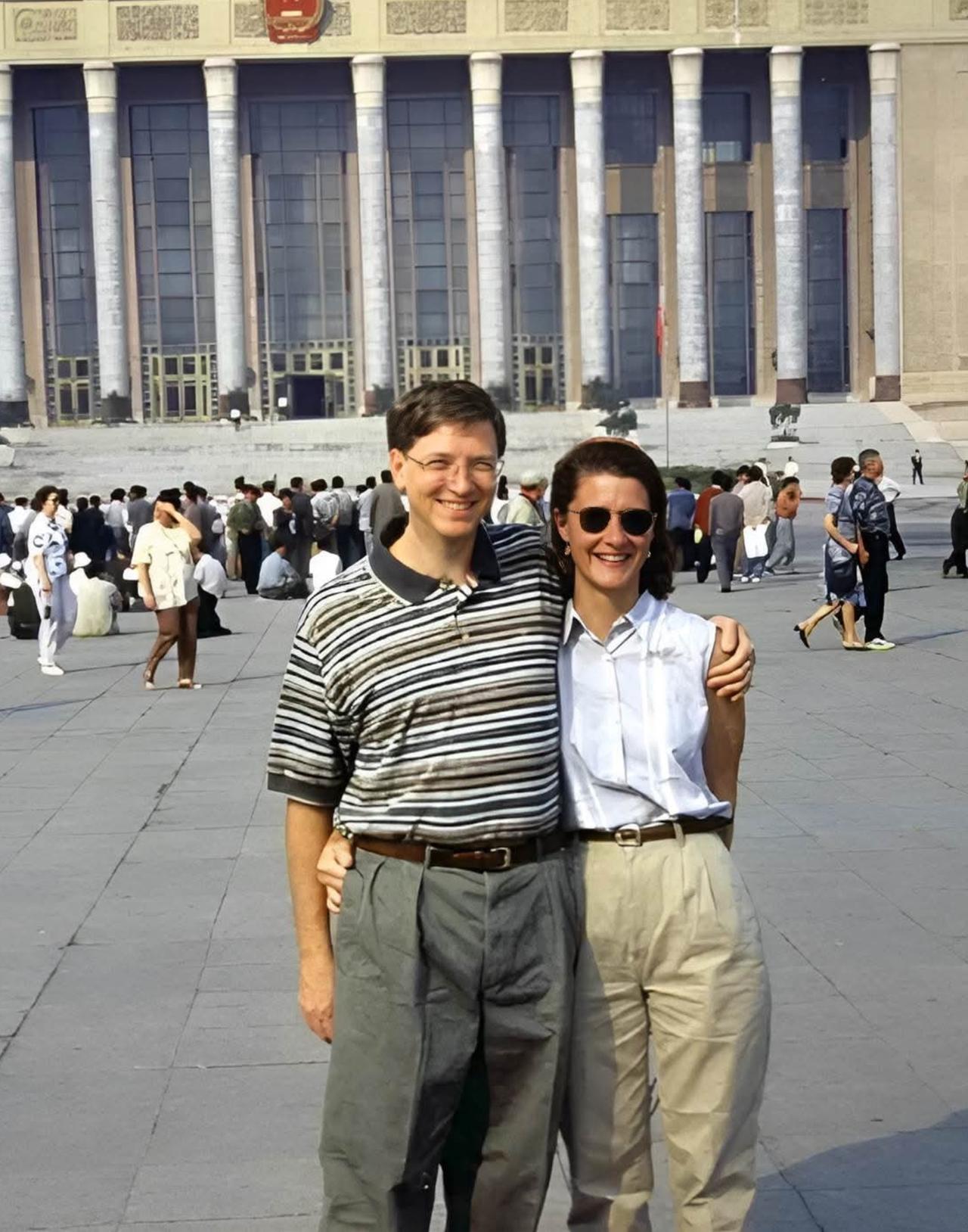 1995年，比尔·盖茨以约129亿美元身家成为全球首富，同年携妻梅琳达、父亲及沃