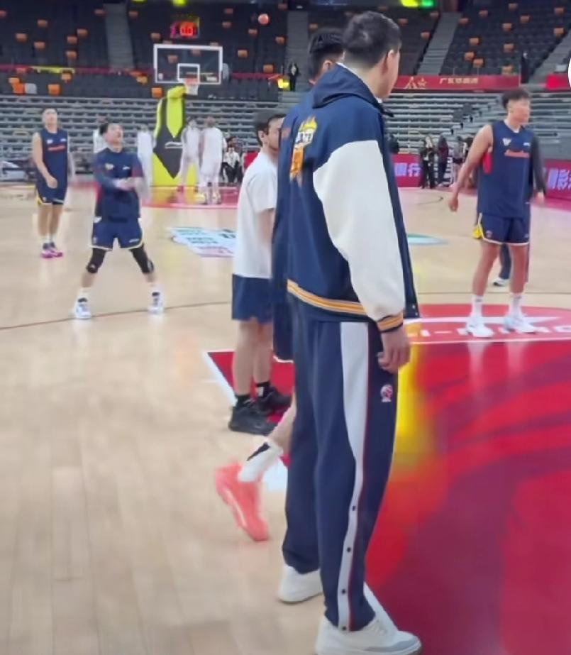 杜润旺踢王少杰，徐杰受伤激活了拉拉队，不只是崔永熙去休息室杜润旺和张皓嘉被