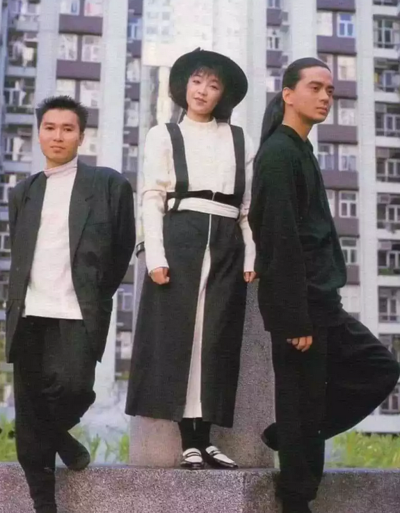 我估计，照片中的三个人。你至少认识一个！当年可都是红极一时的明星啊。