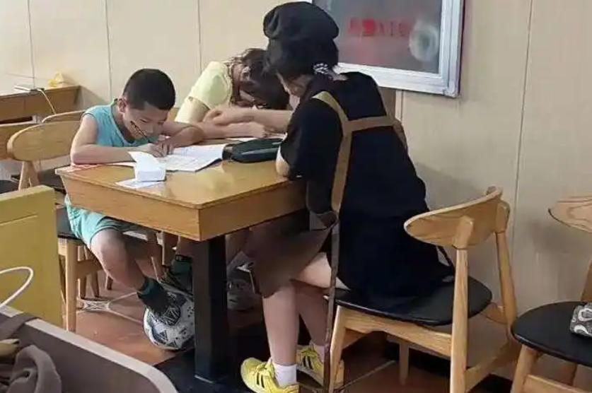 河北一烤鱼店招了名女暑假工收银，不料，女子只干了一天就被老板认作干女儿，甚至还把
