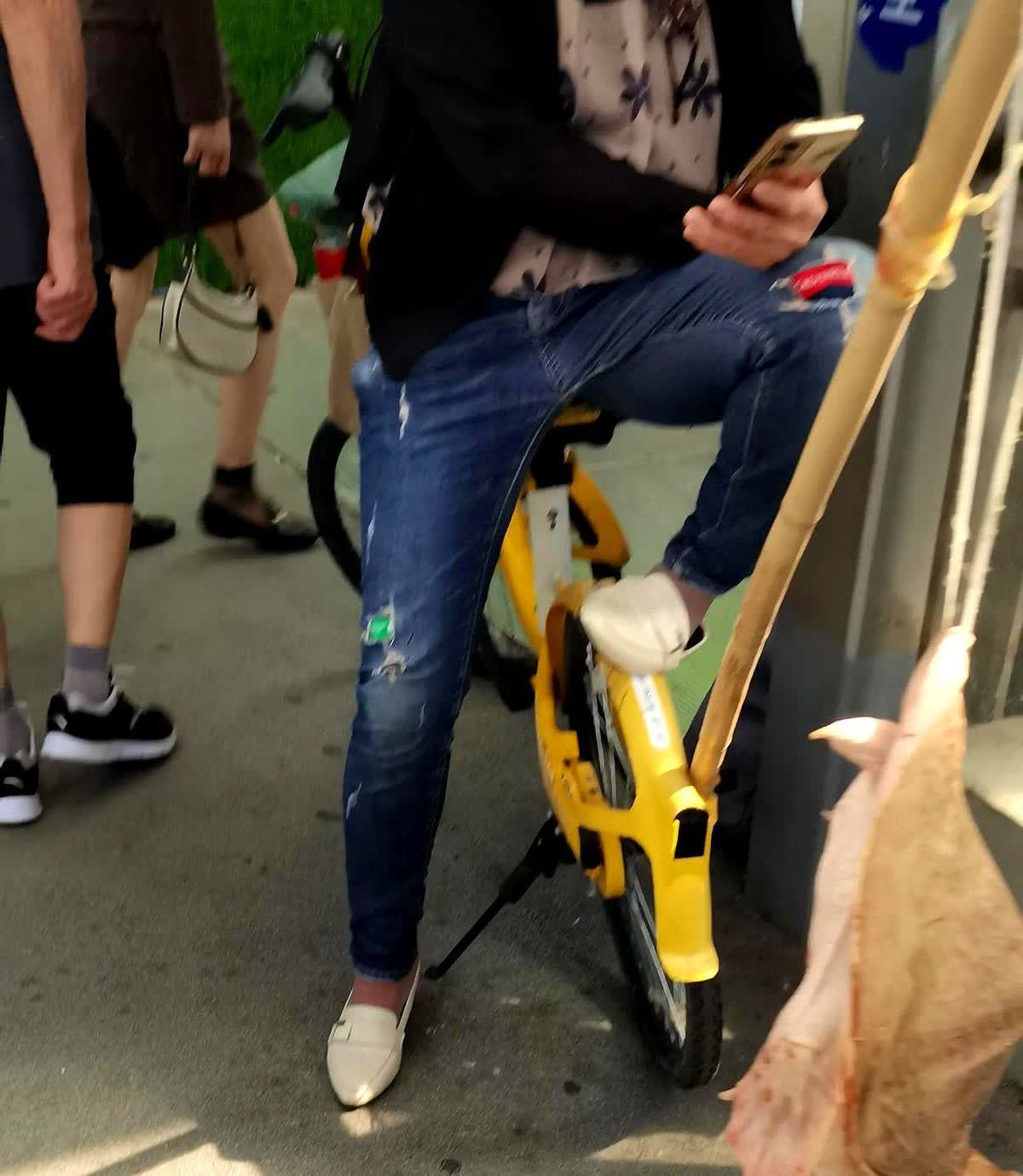 有知道这女人到底是在干嘛的吗？一女子长期盘踞于医院附近的天桥上，将棍子的一头