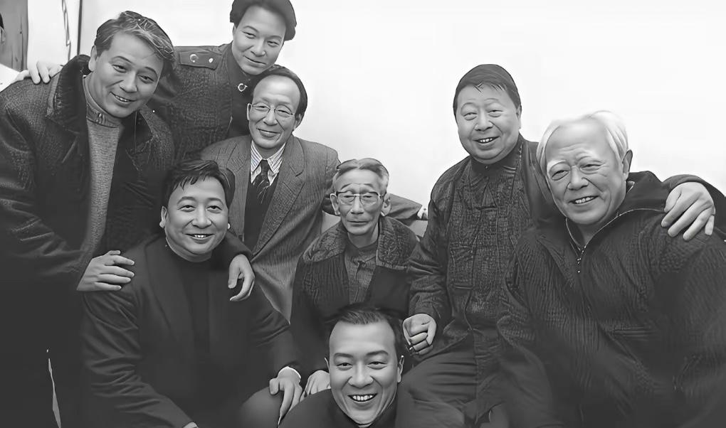 这张照片里，如果你认出三位相声名家，说明你也老了！