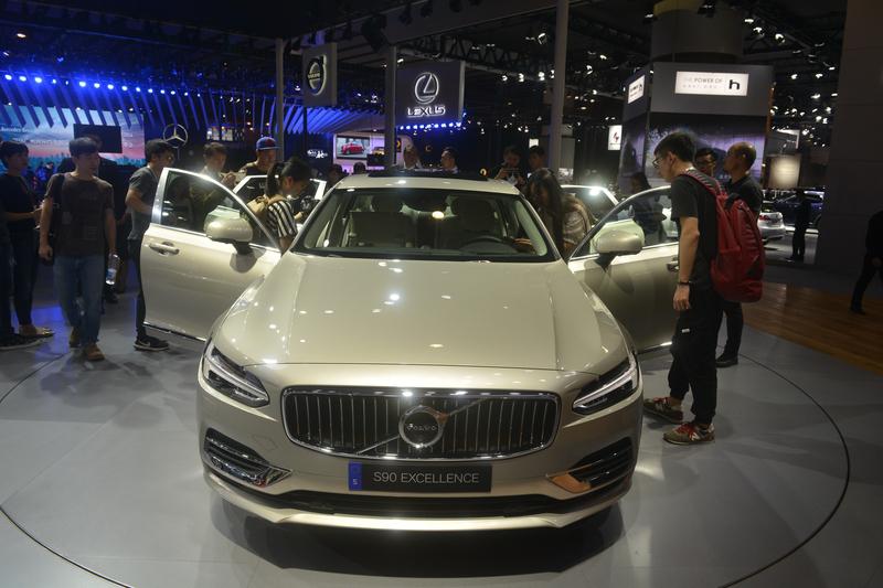 宝马5系和沃尔沃S90都是中大型车，都配2.0T发动机+48V轻混系统。从价格看