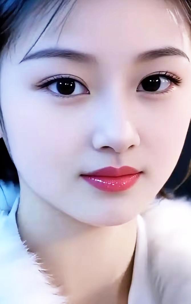 甜美可爱的少女，红唇微启，散发迷人魅力！💄✨