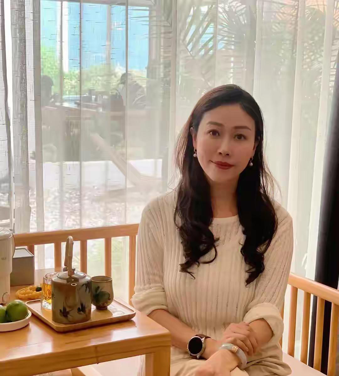 一个女人带着儿子离婚后，半年左右时间又认识了另一个男人，不久，两个结婚组建家庭了