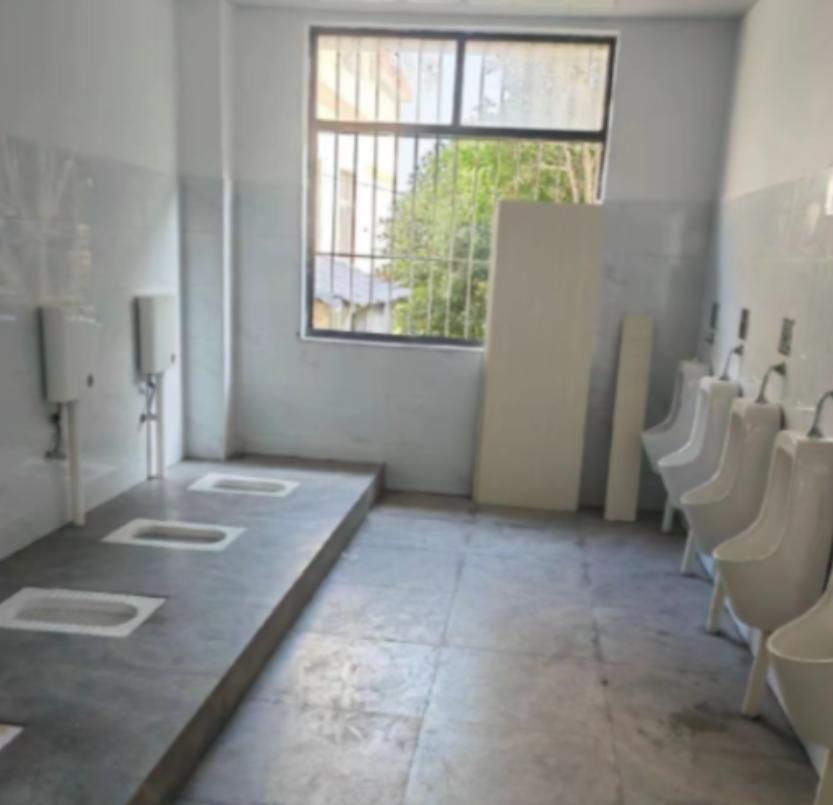 “别太侮辱人！”河南许昌，初一男生小王被同学尿在头上。父亲得知此事之后气愤不已，