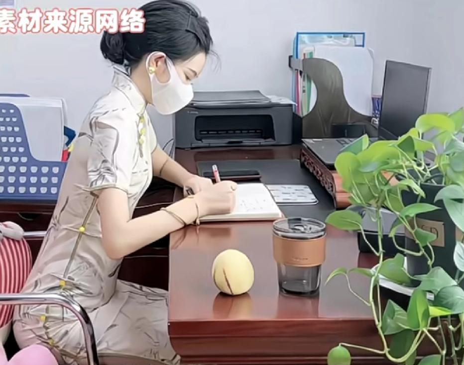 突然发现体制内有个挺有意思的现象，一般来说，男公务员娶的媳妇大多是白富美，不光长