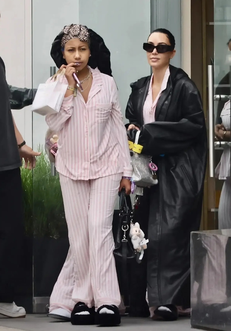 金·卡戴珊带着11岁女儿去做美容。没错，这个女儿North才11岁西方人真的成
