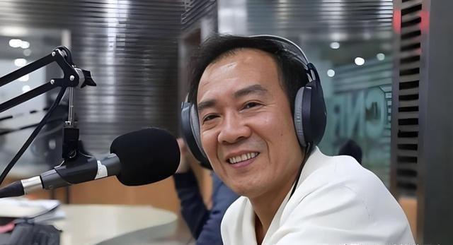 2004年，戴志诚跟杨蕾离婚，娶了师母。十年后，两人再次相遇，只见戴志诚热情的想