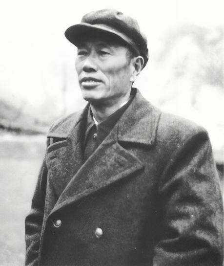 1959年，开国上将邓华离开了组织。按照当时的规定，离开军队就不可以再持有枪支了