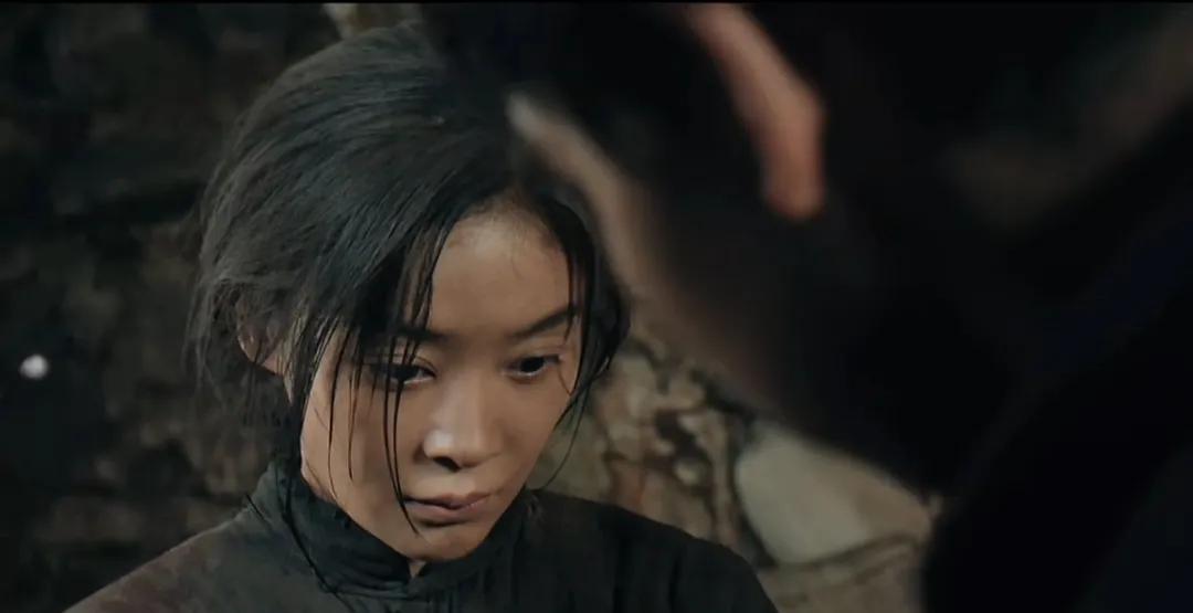 《归队》土匪头子从鬼子手上救下一名女子，清洗干净后对她一见钟情！兰花儿河边喝水