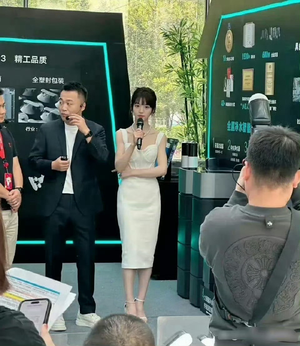 田曦薇转过来的一瞬间，真的美呆了！