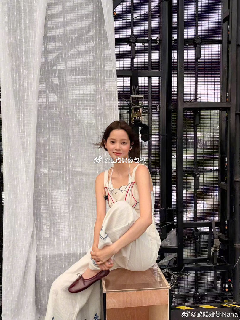 欧阳娜娜告别上海演唱会欧阳娜娜演唱会发文和上海的浪漫舞台挥手告别，欧阳娜娜演唱会
