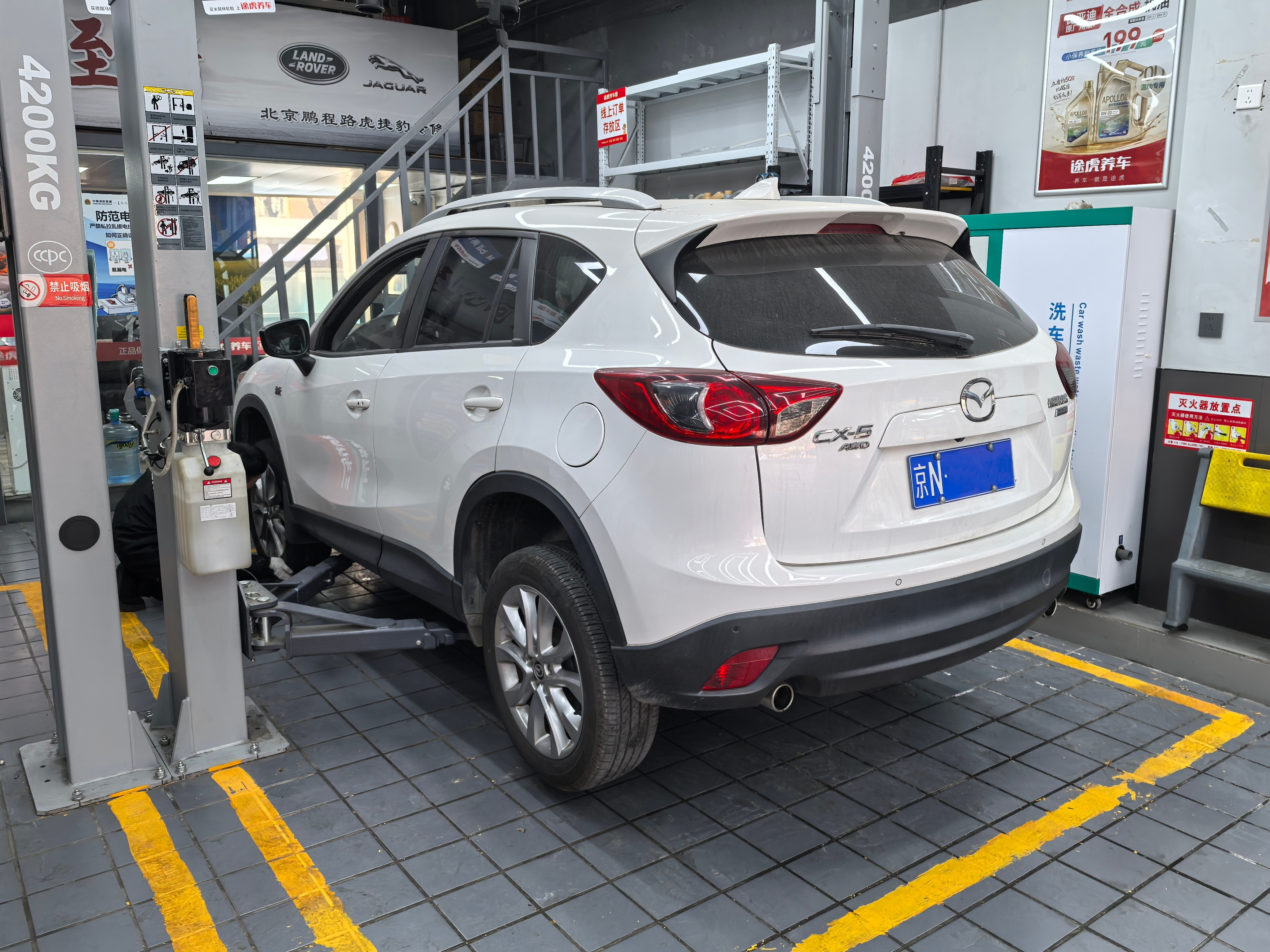 给9年只跑了3万5千公里的老咕噜棒子换轮胎发现下摆臂胶套和转向拉杆的胶套都裂了