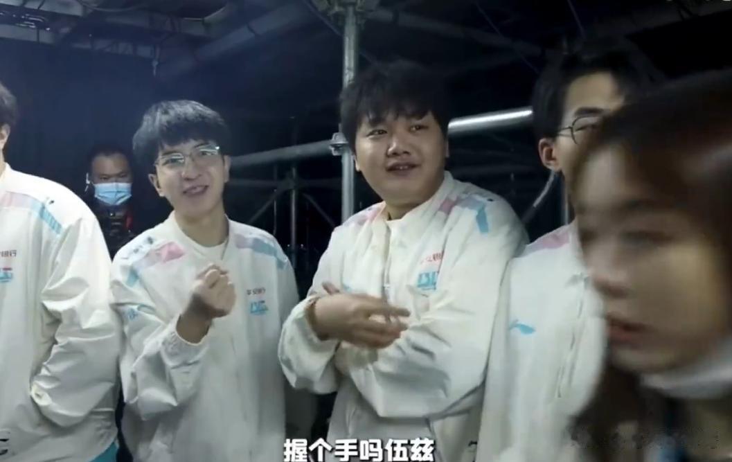 再过不到六个小时，EDG就要官宣乌兹Uzi进队了，不过今晚小狗无法上场，下一场对