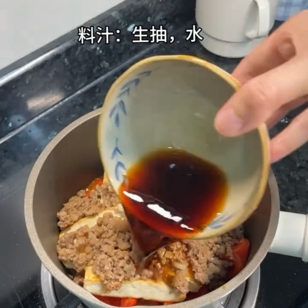 番茄焖豆腐真的绝了，豆腐软嫩得像云朵，汤汁浓郁到拌饭能吃三碗！肉末的咸香和番茄的