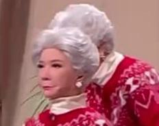 在2026年央视马年春晚的小品《奶奶的最爱》中，出现了蔡明推着“蔡明”出场的场景