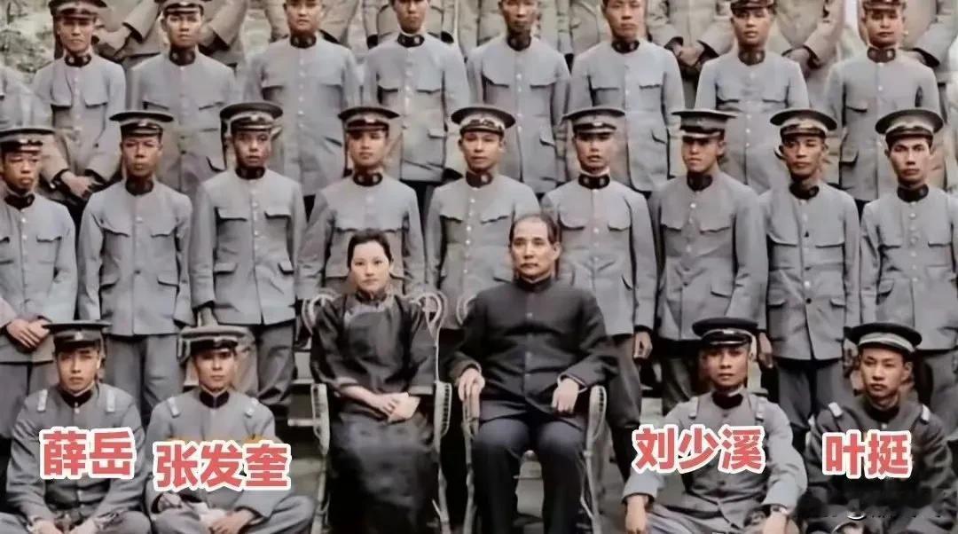1922年，孙中山和宋庆龄与其警卫团官兵的一张留影！​照片背后，是他们刚刚经