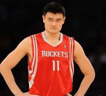 杨瀚森姚明体测数据对比：杨瀚森——姚明——裸高216cm裸高2米26