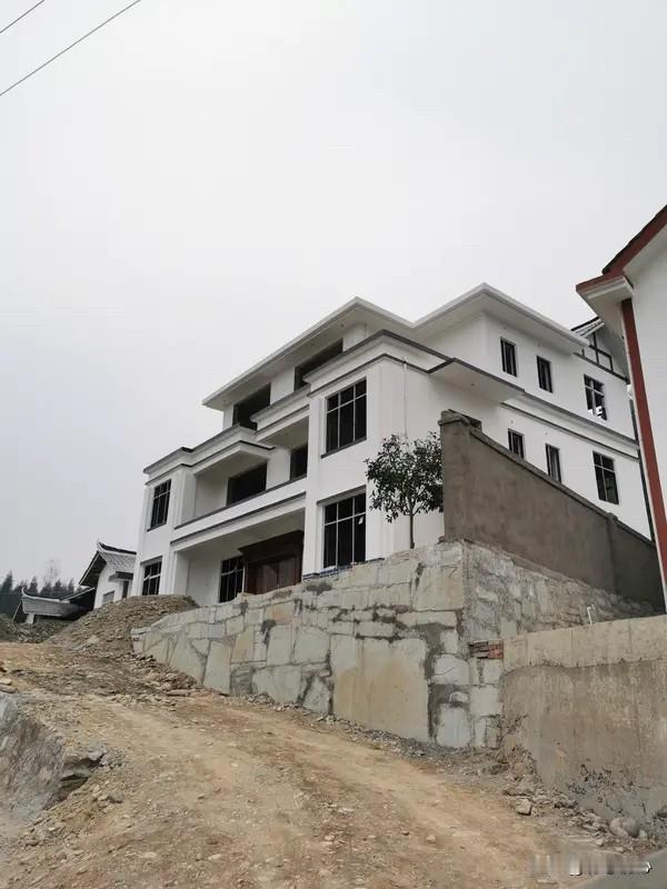 现在农村自建房不管找哪种施工方，哪怕是熟人建房，都一定要签书面合同。只靠口头约定