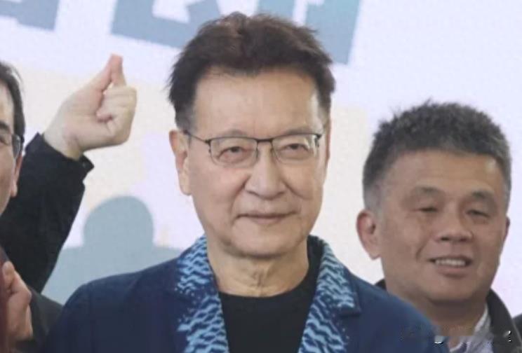 赵少康专访沈草包后春风得意，即拉抬了自己的收视率，又对郑丽文形式步步紧逼之势！
