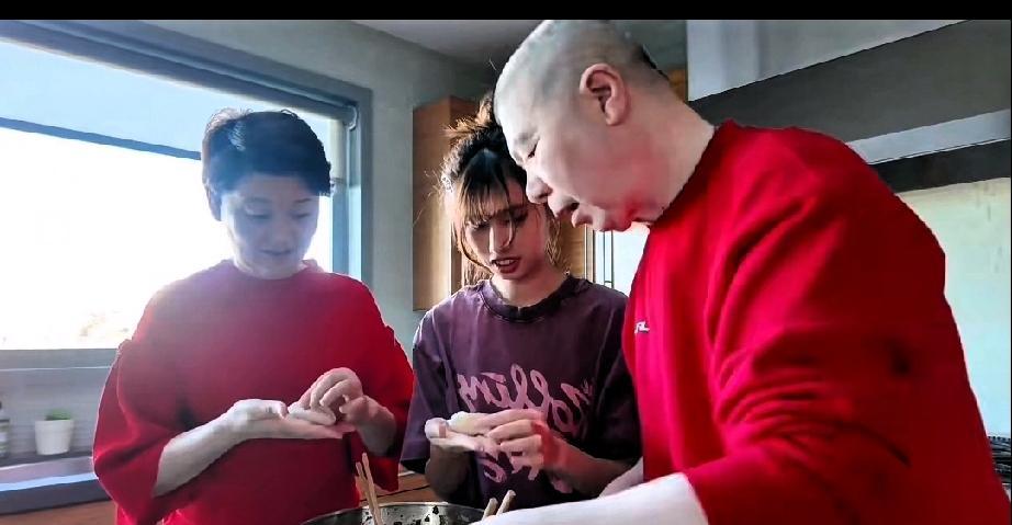 冯小刚一家三口在大洋彼岸过年，养女徐朵提议穿红衣，画面温馨。但细看这组照片，很